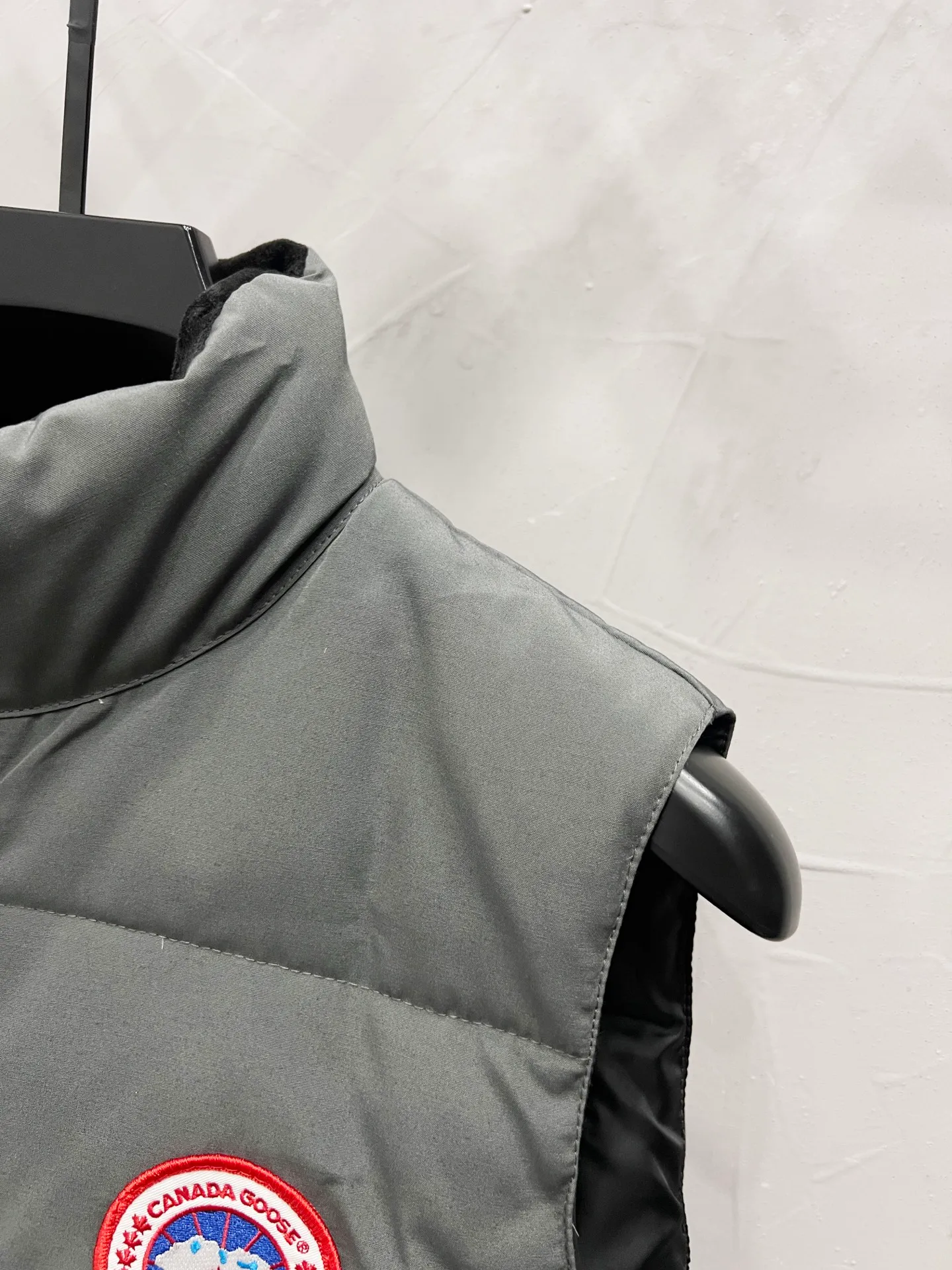 P330 model number: YC28 Canada goose/Canada Goose 4154M Freestyle Crew down vest, using international 50 down, genuine original clothing, pay attention to the version, YKK double zipper, velvet on the back collar, more warm, zippered hidden pocket on the inside, genuine mesh pockets on the inside. If you need to compare with the genuine product, check it out at any time. Accessories are all customized from the original factory. The fabric is molded and customized according to the original version. It can be restored by kneading it at will (fabric interpretation: the harder the fabric, the better the waterproof performance. Only those who buy the latest authentic version this year will notice the softness and comfort of the fabric. Soft fabrics are waterproof and have memory rebound function, which is the authentic fabric). The down is synchronized with genuine white duck down, fluffy and not clumps. The original version of Big Goose is white duck down. It is not the goose down boasted by the world's random copywriting. It can be verified through any official channel. Customized authentic YKK double zipper military-grade copper core zipper puller. High hardness and no jamming. The original smoothness is restored. The workmanship and wiring are all controlled by workers with more than ten years of service. They must be horizontal and vertical. No crookedness. The inner wiring density is more sophisticated. Feel free to compare. Big goose label. Collar label. Washed label. Hangtag. Zipper rope. Pocket label. Collar velvet. Buttons. All details are updated simultaneously with the original version. The best version. A fighter in a world-famous vest. Compare to the entire network. Color: Black White Navy Blue Gray Gray Gray Label Size: S-XXL